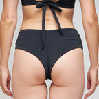Bikini bottom tiro alto brazil negro, corte culotte semi cola less, vista espalda — Kinibe