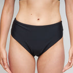 Bikini bottom tiro alto brazil negro, corte culotte semi cola less, vista frontal — Kinibe