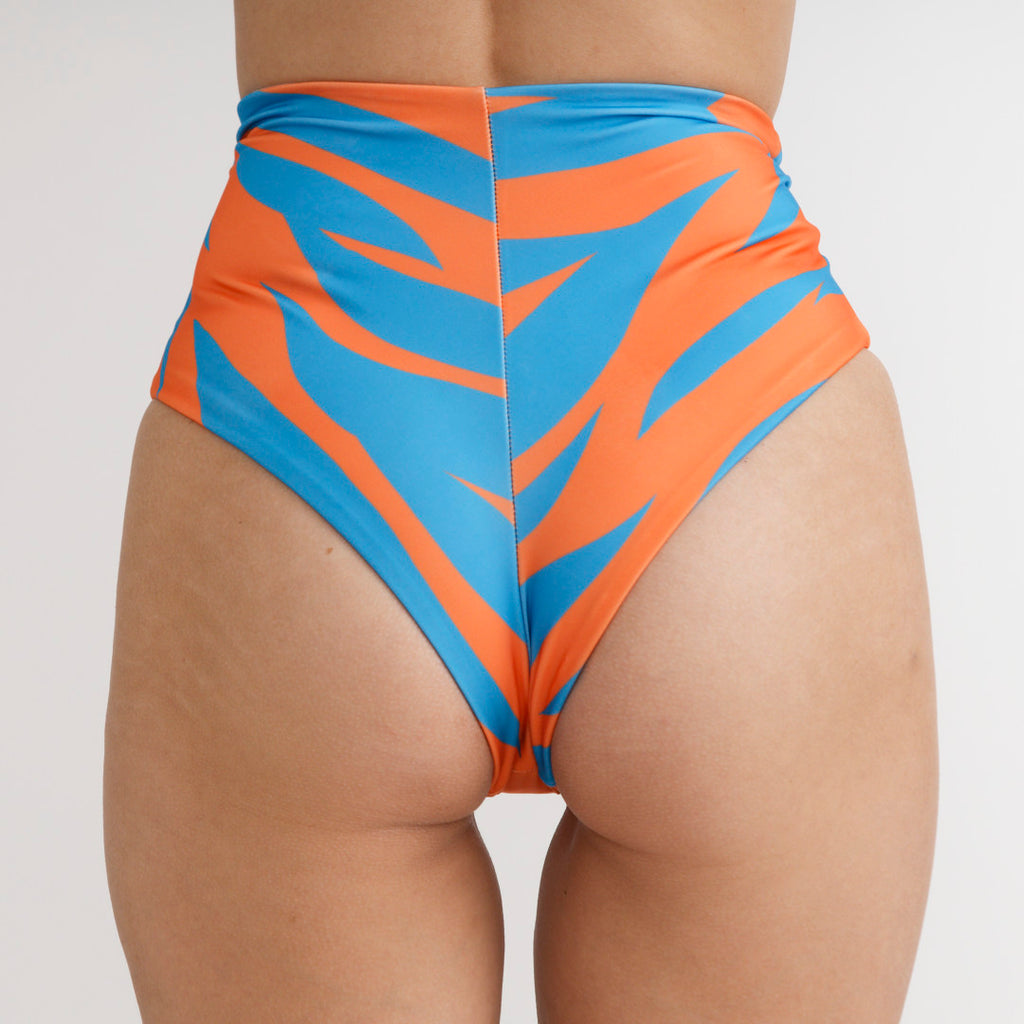 Bikini bottom tiro extra alto animal print tigre azul, culotte, cubre abdomen,  vista espalda— Kinibe