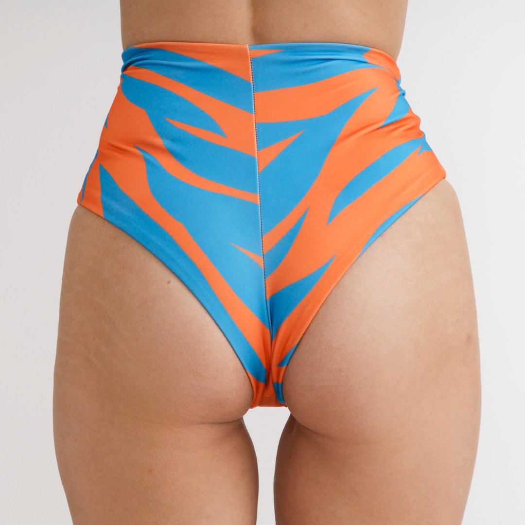 Bikini bottom tiro extra alto animal print tigre azul, culotte, cubre abdomen,  vista espalda— Kinibe