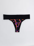 Bikini tanga faja estampado de manchas naranjo y morado, cintura ancha negra, vista frontal — Kinibe