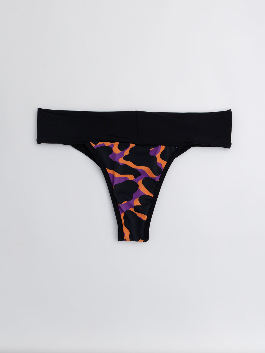 Bikini tanga faja estampado manchas, corte tanga, vista de espalda — Kinibe