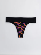Bikini tanga faja estampado manchas, corte tanga, vista de espalda — Kinibe