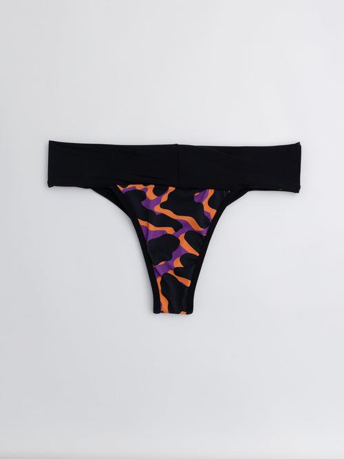 Bikini tanga faja estampado manchas, corte tanga, vista de espalda — Kinibe