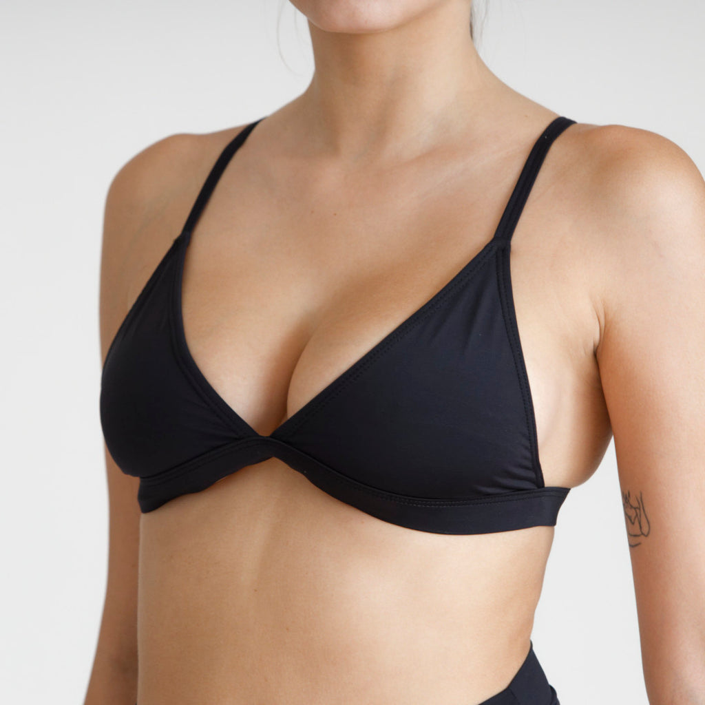  Bikini top triángulo ajustable, tirantes y espalda regulables, vista lateral — Kinibe