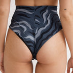Bikini bottom tiro extra alto animal print tigre gris, cubre abdomen, vista espalda — Kinibe