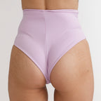 Bikini bottom tiro extra alto brazil lila, cubre el abdomen, vista espalda, cola less, culotte — Kinibe