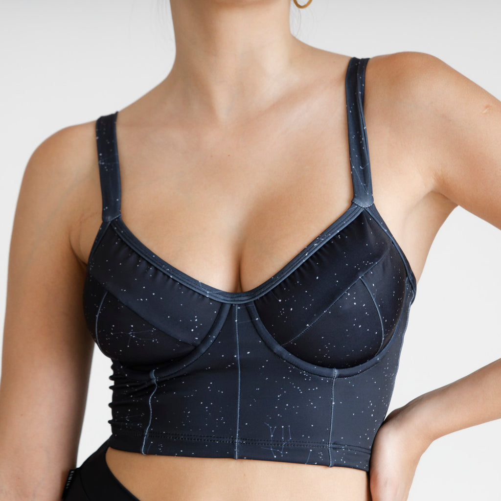 Bustier estampado Constelaciones con soporte y barba, copas B a D, UV+50, vista frontal, mujer — Kinibe