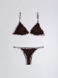 Conjunto bikini triángulo café con borde estampado y tanga ajustable, vista frontal — Kinibe