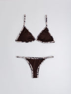 Conjunto bikini triángulo café con borde estampado y tanga ajustable, vista frontal — Kinibe