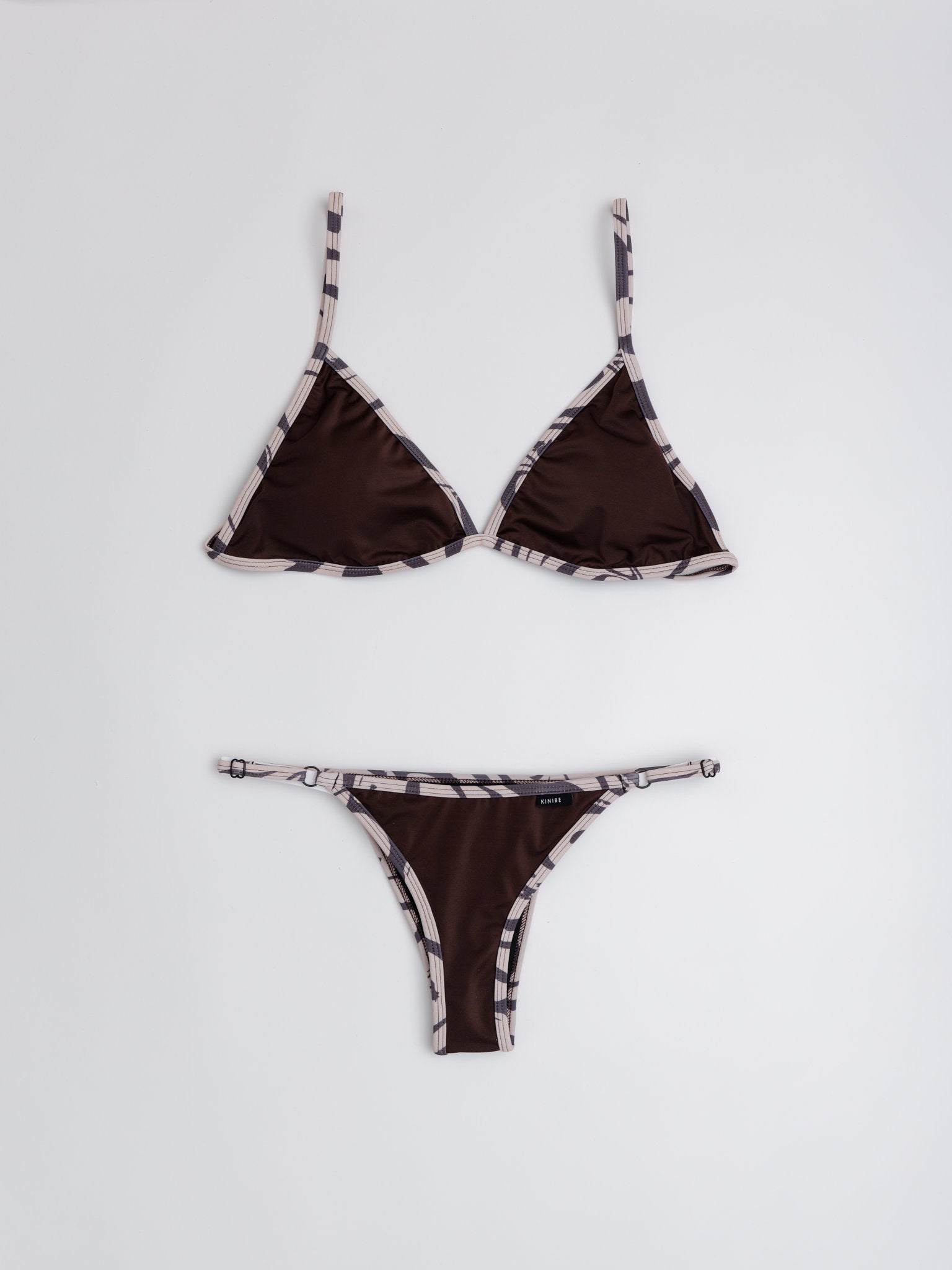 Conjunto bikini triángulo café con borde estampado y tanga ajustable, vista frontal — Kinibe