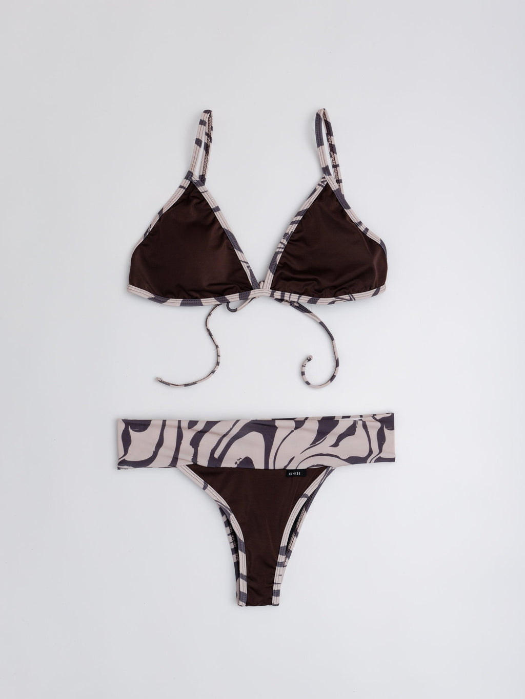 Conjunto bikini triángulo café con borde estampado y tanga faja de mayor cobertura — Kinibe