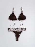 Conjunto bikini triángulo café con borde estampado y tanga faja de mayor cobertura — Kinibe