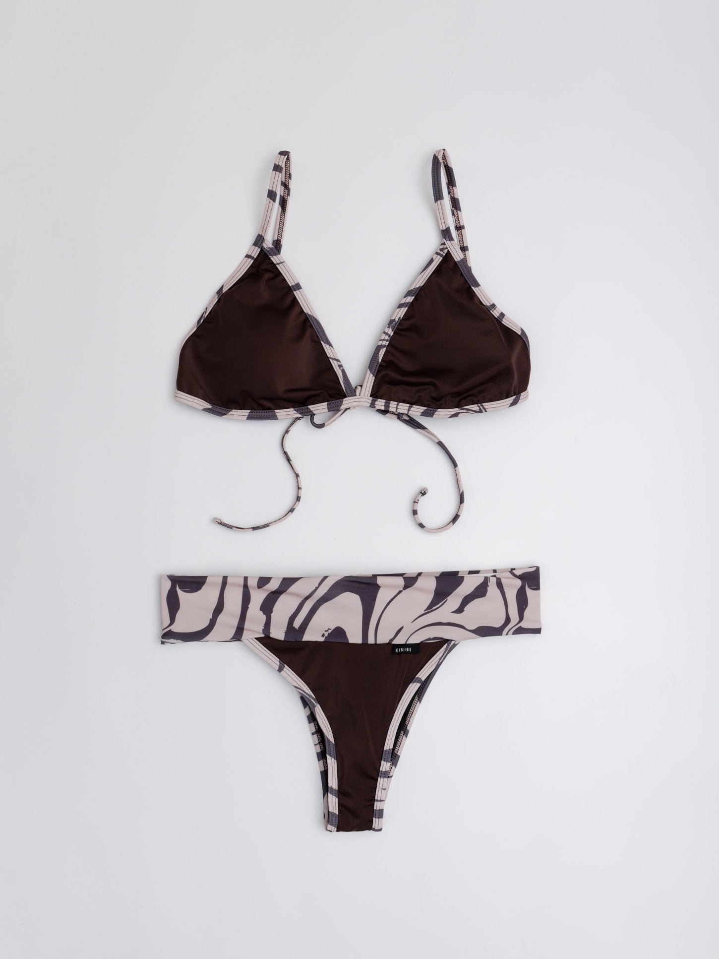 Conjunto bikini triángulo café con borde estampado y tanga faja de mayor cobertura — Kinibe