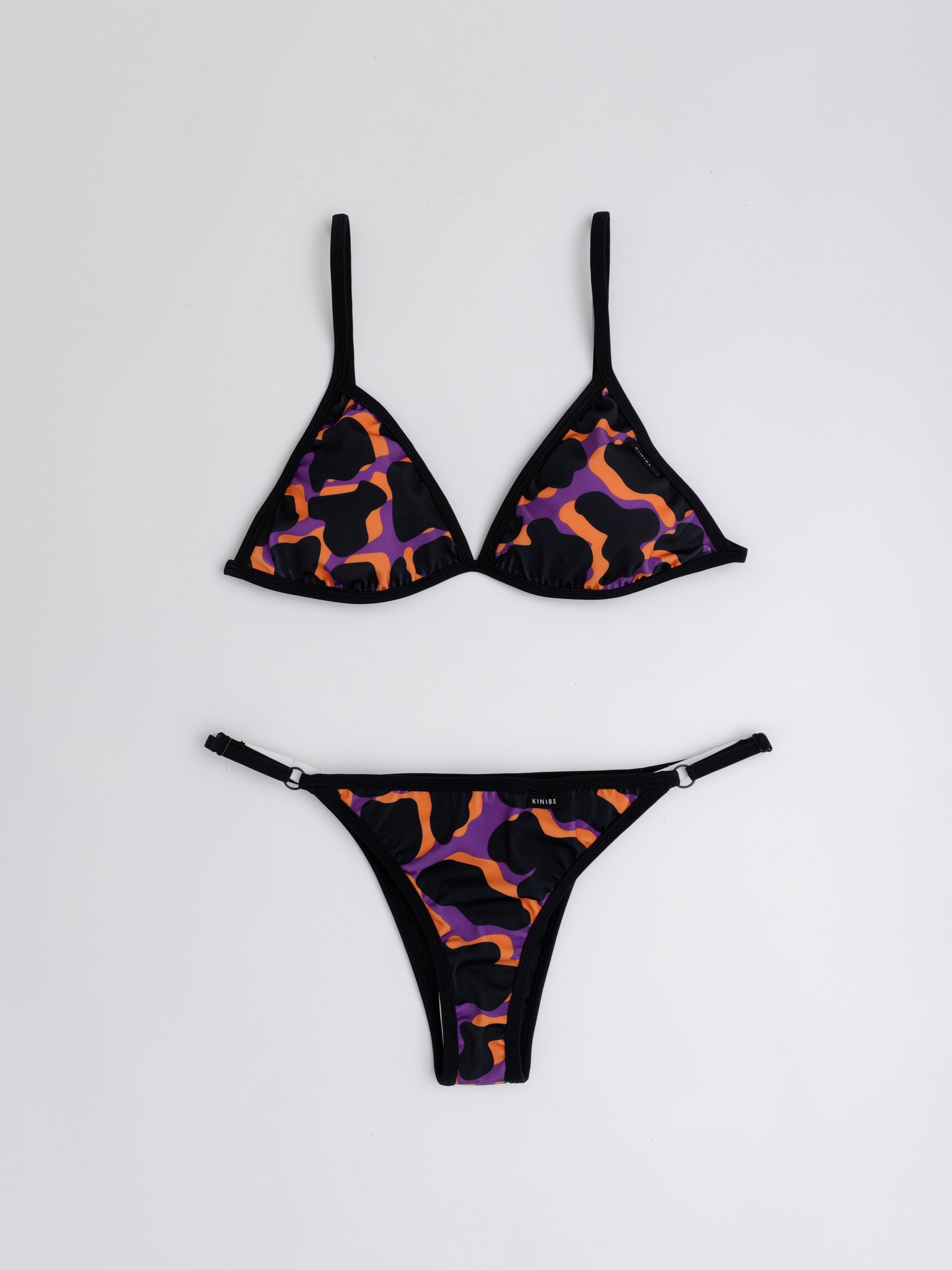 Conjunto bikini triángulo estampado de manchas con tanga ajustable — Kinibe