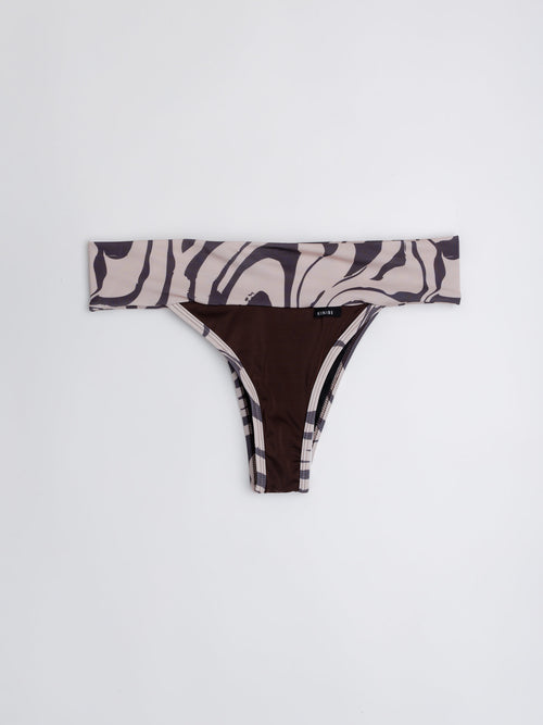  Bikini tanga faja café con estampado The Sand y cintura ancha, vista frontal — Kinibe