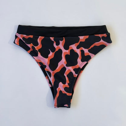 bikini estampado manchas mujer pierna alta