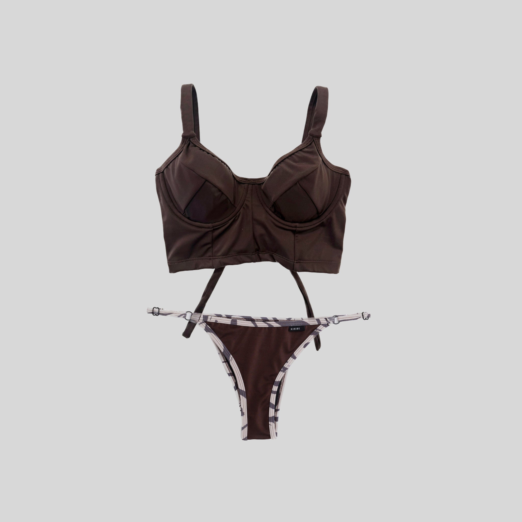 Bustier bikini café liso con copa y tanga ajustable estampada a juego — Kinibe