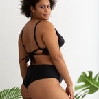 Calzón Bikini  tiro alto brazil negro, corte culotte semi cola less, vista lateral — Kinibe